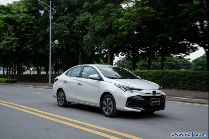 Toyota Vios G-CVT trên đường phố Hà Nội. Ảnh: TMV