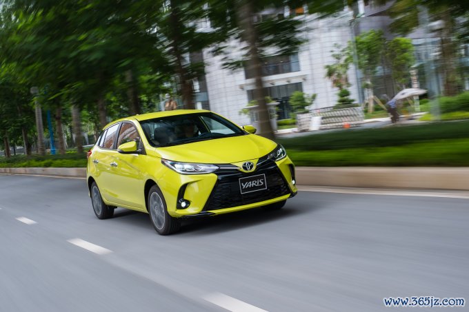 Toyota Yaris trên đường phố Hà Nội. Ảnh: TMV