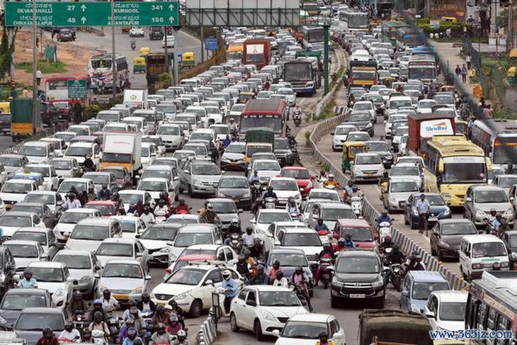 Tắc đường， xe 'chôn chân' lâu đến mức Google Maps nhầm thành… điểm đỗ xe - Ảnh 2.